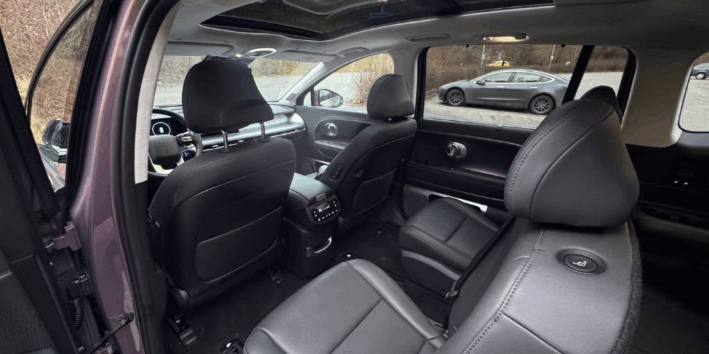 Två fåtöljer på rad två som är oerhört komfortabla. (Foto: Åsa Wallenrud)