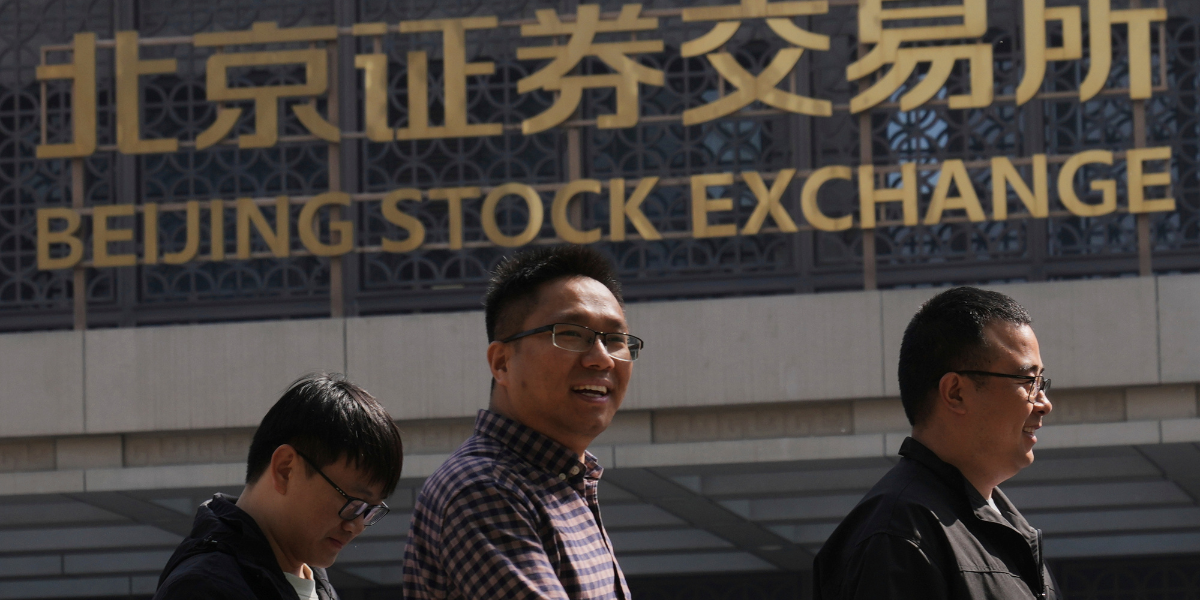 Småsparare jagar ”lottovinster” – Kinas börsfeber slår Wall Street