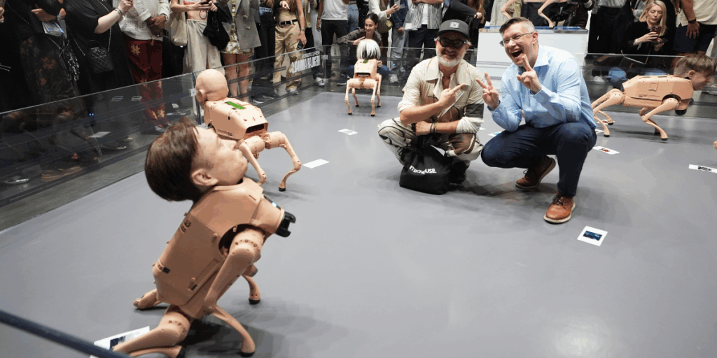 Konstnären poserar med sina verk. (Foto: Lynne Sladky/AP/TT)