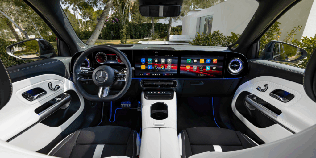 Välkommen in i kupén, denna gången med vit inredning. (Foto: Mercedes-Benz)