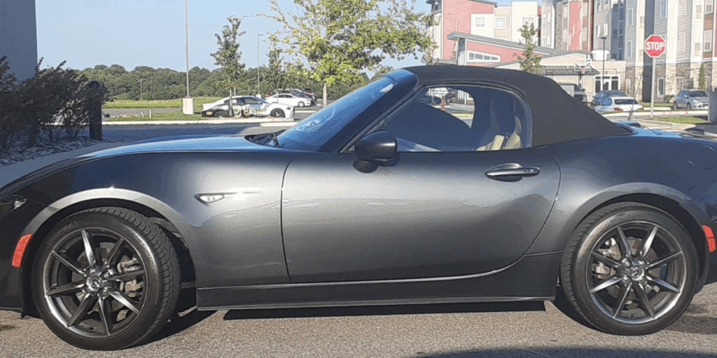 Mazda MX-5 Miata av fjärde generationen, årsmodell 2022, även kallad Miata Roadster, fotograferad i Capitol Heights, Maryland. (Foto: PlotagonNoah Creative Commons Attribution-Share Alike 4.0)