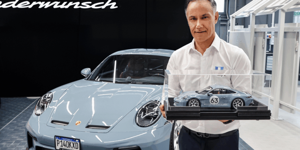 Pedro Solís Klussmann med en modell av sin egen bil. (Foto: Porsche)