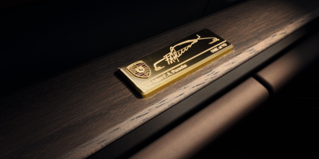 Signerad plakett på varje exemplar av totalt 90. (Foto: Porsche)