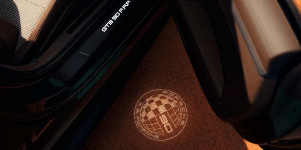 Den unika loggan syns så klart även när du öppnar dörren. (Foto: Porsche)