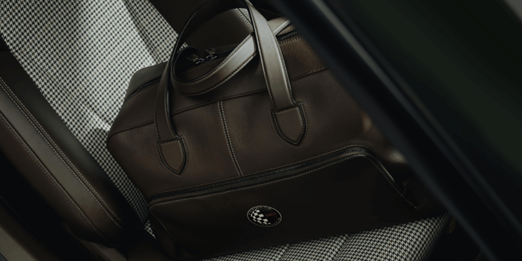 Vad vore en Porsche utan sin väska. Här är en weekender-väska i Truffle Brown-läder. (Foto: Porsche)