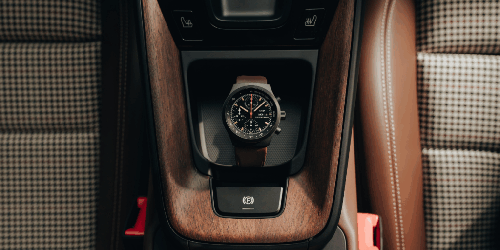 Så klart det ska finnas en läcker klocka för att matcha bilen. (Foto: Porsche)