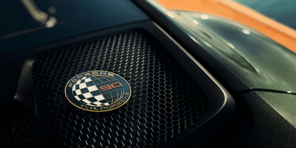 Här sitter den unika loggan för bilen på bakluckan. (Foto: Porsche)