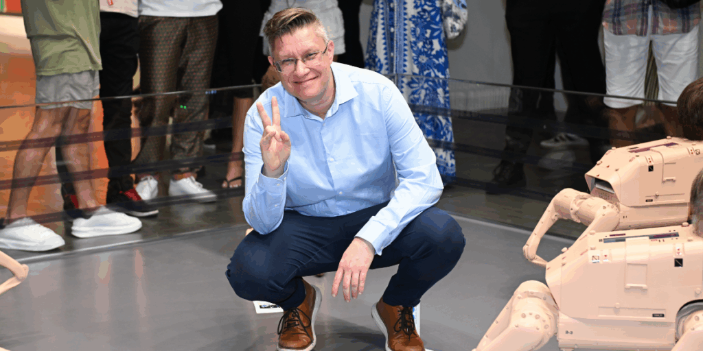 Bakom installationen står Mike Winkelmann, mer känd som Beeple. (Foto: Scott Roth/AP/TT)