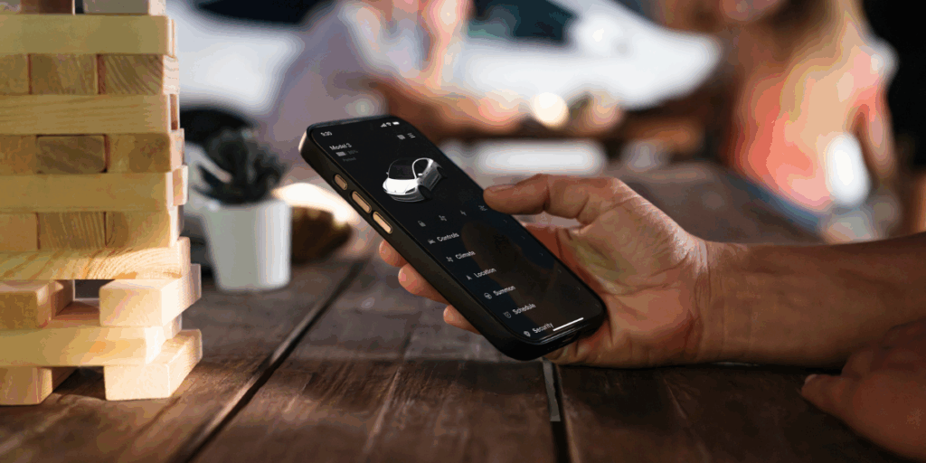 Som med de flesta bilar i dag har Tesla en kompetent app. (Foto Tesla)