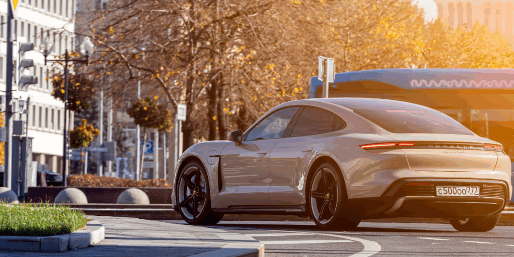 Det står stilla i Ryssland. Porschebilarna vägrar starta. (Foto: Canva)