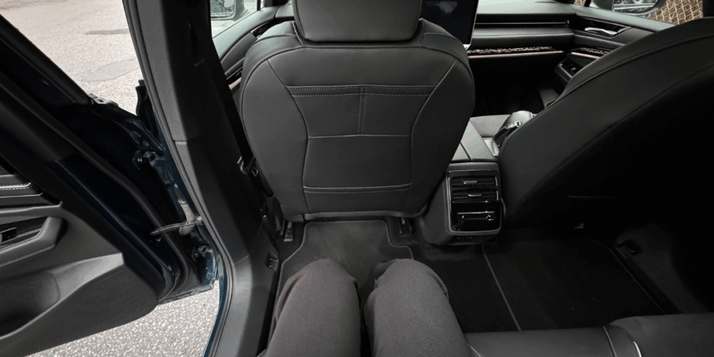 Gott om plats i baksätet. Okej, jag är 162 cm men ni ser ju hur mycket utrymme det finn kvar. (Foto: Åsa Wallenrud)