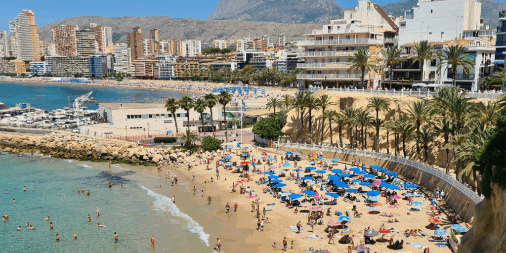 Alicante är en populär ort för svenskar att semestra. (Foto:  Martijn Vonk / Unsplash)