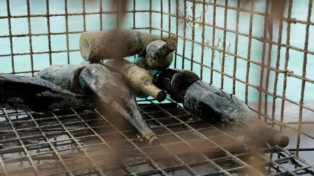 Ha vinet i en stålbur är bra för smaken och vinflaskans utseende.