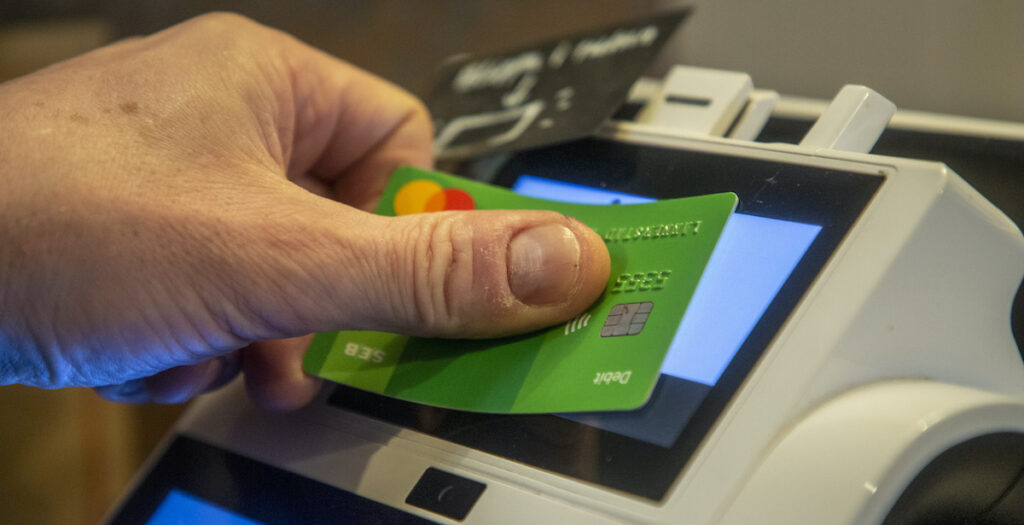 Sverige utvecklar ett nytt bankkortsystem som gör det möjligt att betala med bankkort även när internet ligger nere
