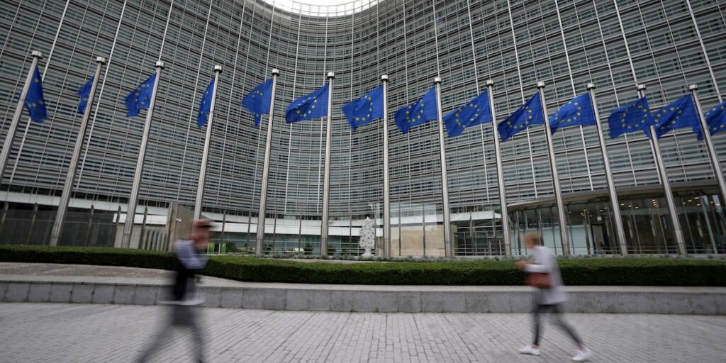 EU-flaggor utanför kommissionens högkvarter i Bryssel.