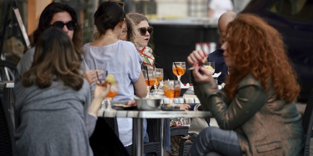 Uteservering i Italien, landet med Europas lägsta alkoholpriser.
