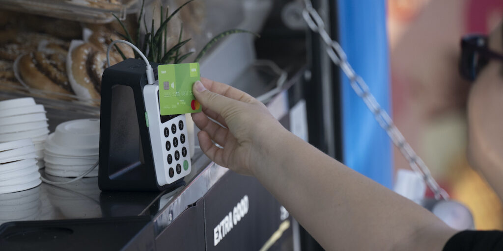 Betalar med kort i Sverige