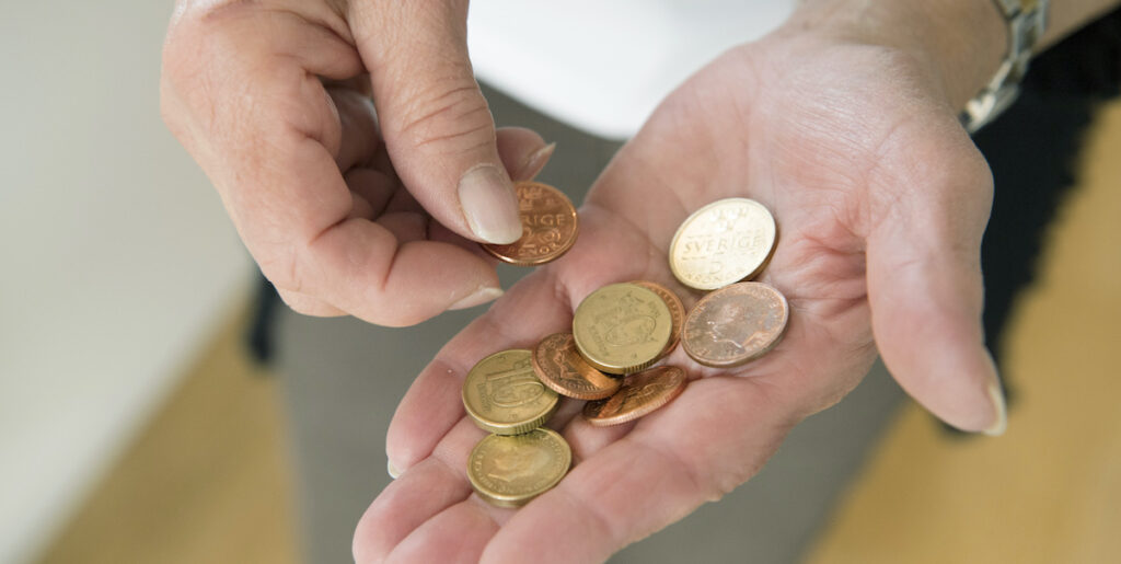 Svenska kronor i hand 