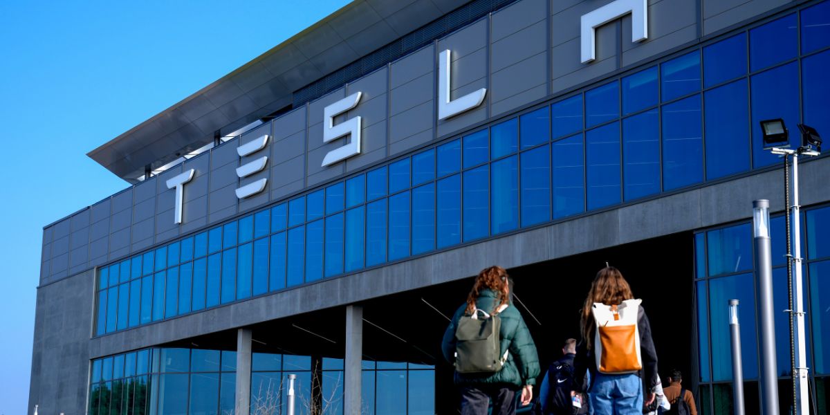 Extrem värdering sänker Teslas kreditbetyg