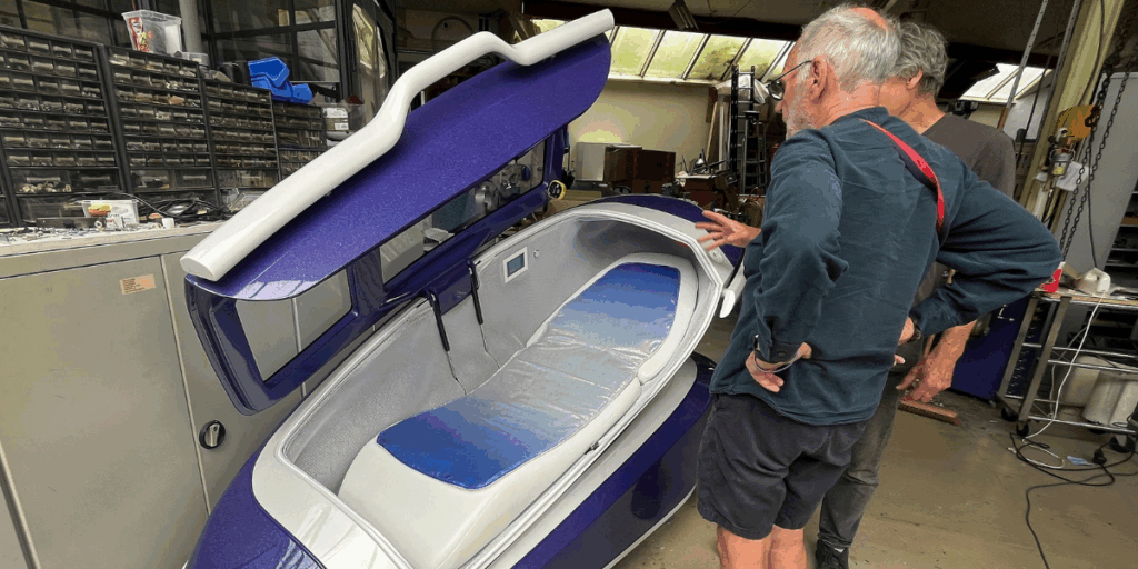 Den 3D-printade Sarco-podden är byggd för en ensam användare och styrs helt av personen som kliver in i kapseln. (Foto: Ahmad Seir/AP/TT)