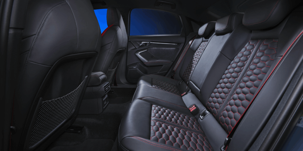 Baksätet kanske inte används så väldigt mycket i en bil som den här men tror det funkar. (Foto: Audi)