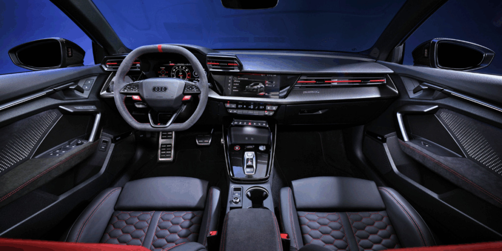 Man sitter bra men resten av inredningen delar experterna. (Foto: Audi)