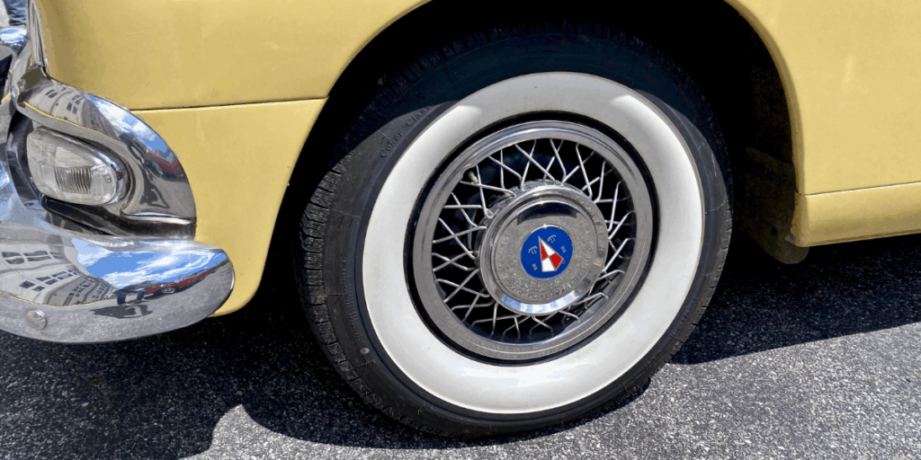 Jag såg en PT Cruiser en gång med sådana här däck. Det var inte en positiv upplevelse. (Foto: CZmarlin Creative Commons Zero, Public Domain Dedication)