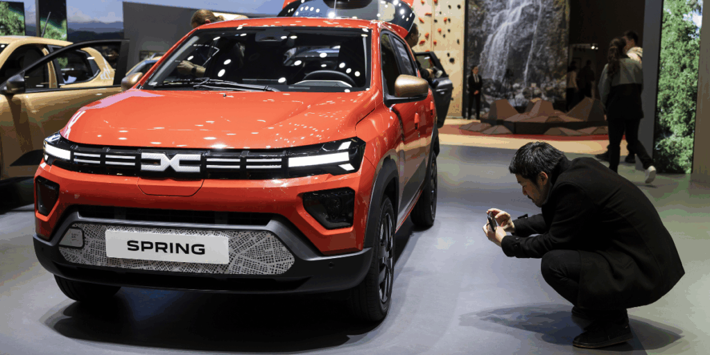 Dacia Spring är tillbaka i rampljuset – inte för teknik eller prestanda, utan för en prislapp som väcker uppmärksamhet i hela Europa. (Foto: Cyril Zingaro/AP/TT)