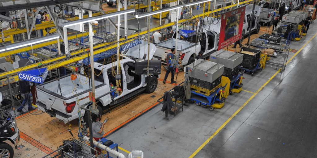 Anställda arbetar på monteringslinan vid Ford River Rouge-komplexet. (Foto: Evan Vucci/AP/TT)