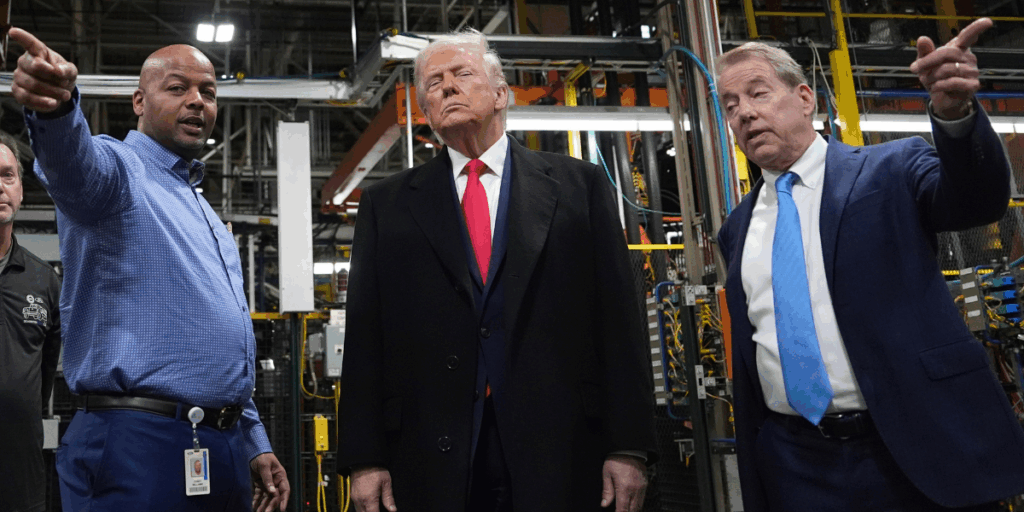 President Donald Trump lyssnar på Corey Williams, platschef för Ford River Rouge Plant, till vänster, och Bill Ford, styrelseordförande i Ford, under en rundvandring i Ford River Rouge-komplexet. (Foto: Evan Vucci/AP/TT)