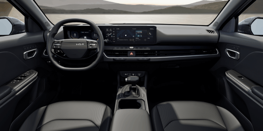 Förarplatsen med en ren yta och fysiska knappar. Vi godkänner. (Foto: Kia)