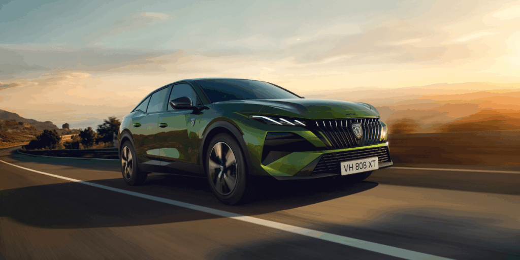 Interiören är utrustad med en digital instrumentpanel och en centralt placerad 10-tums pekskärm. Ambientbelysningen kan anpassas i åtta färger. (Foto: Peugeot)