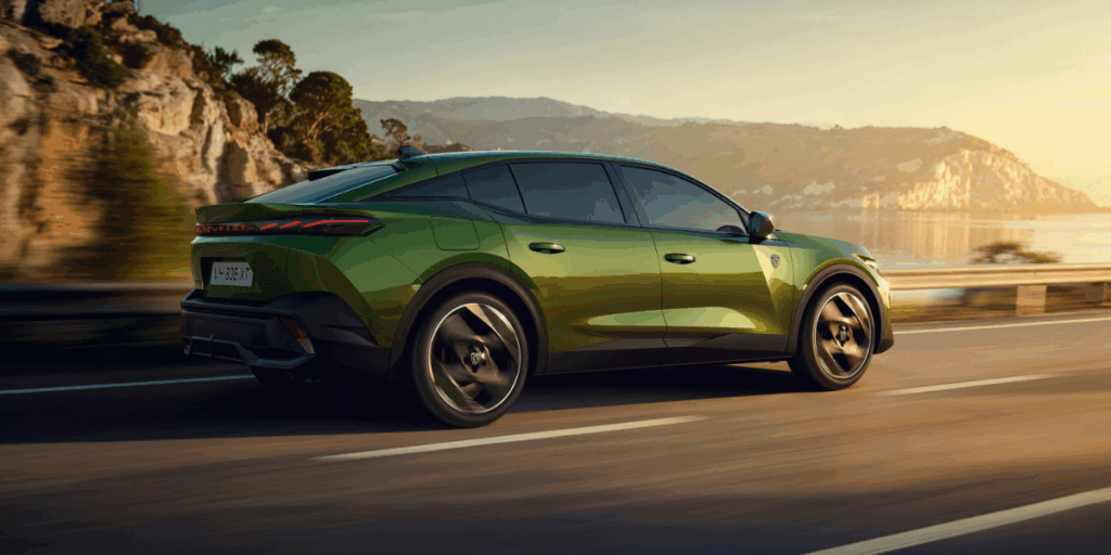 En ny exteriörfärg, Flare Green, introduceras och skiftar nyans beroende på ljusförhållanden. (Foto: Peugeot)