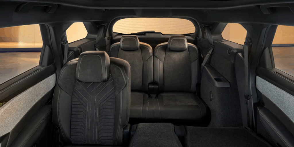 Den må ha sju platser men raden längst bak duger enbart för kortare resor och med kortare människor (barn). (Foto: Peugeot)