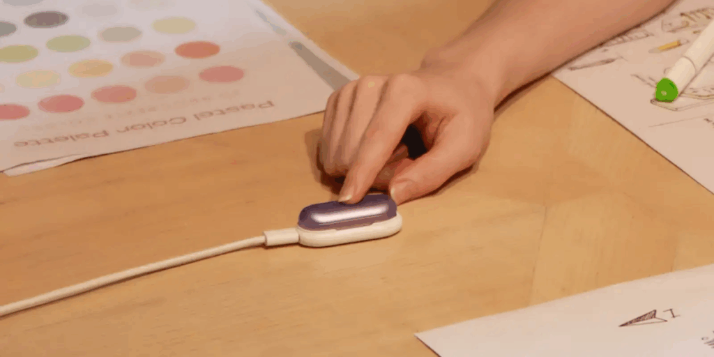 Laddas snabbt och enkelt och har enbart en touchyta. (Foto: Plaud)