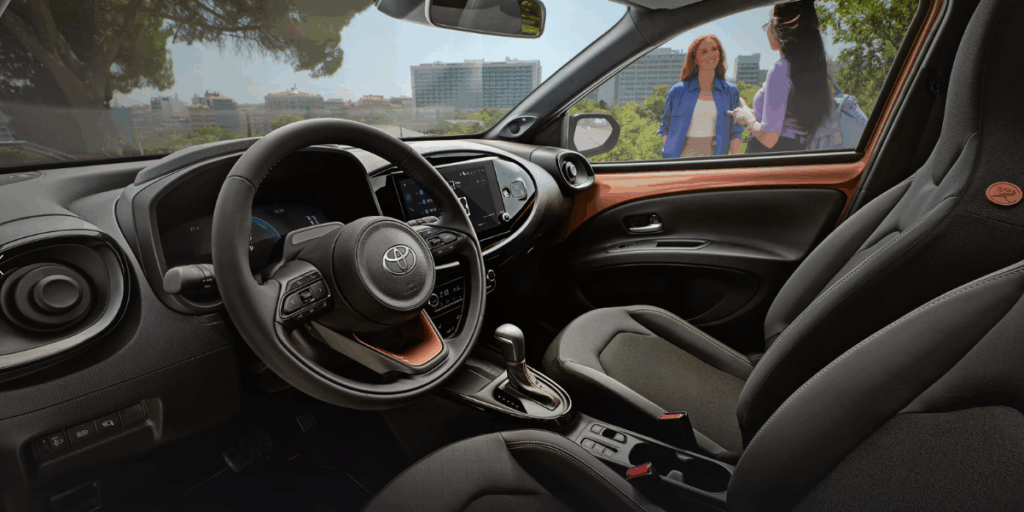 Journalisterna är tacksamma för lite hederliga knappar som gör att det känns som förr i tiden. Vilket vi alla älskar och gärna slipper att allt aktiveras via skärmar. (Foto: Toyota)