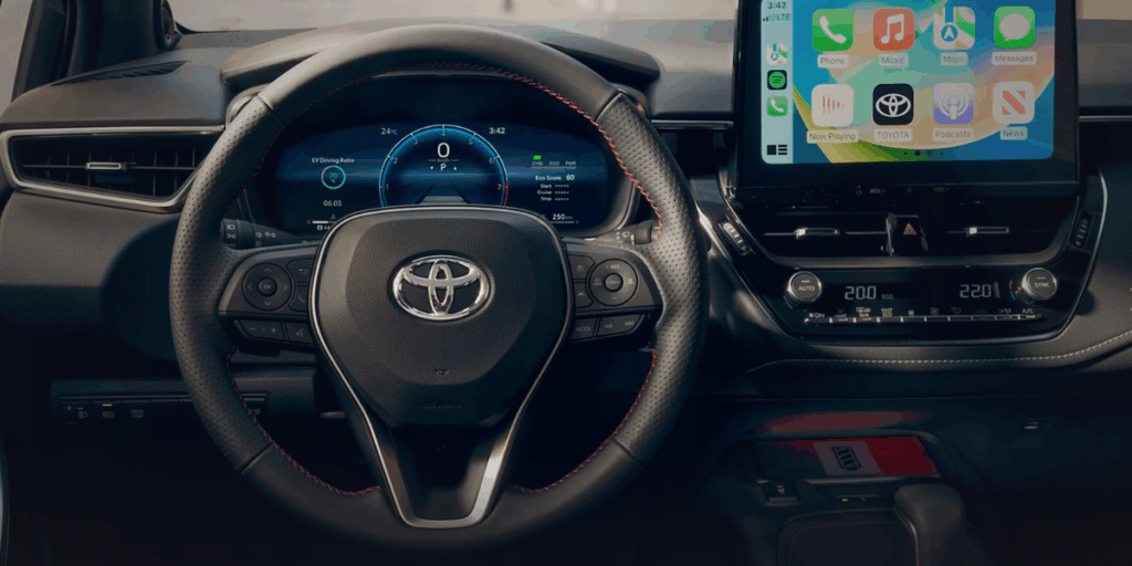 Lite sisådär anser man om interiören. Ingen lyx, inga lyxiga materialval, bara grå plast. (Foto: Toyota)