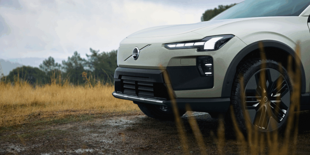 Fronten på EX60 präglas av den slutna grillen och uppdaterade ljussignaturen. (Foto: Volvo)