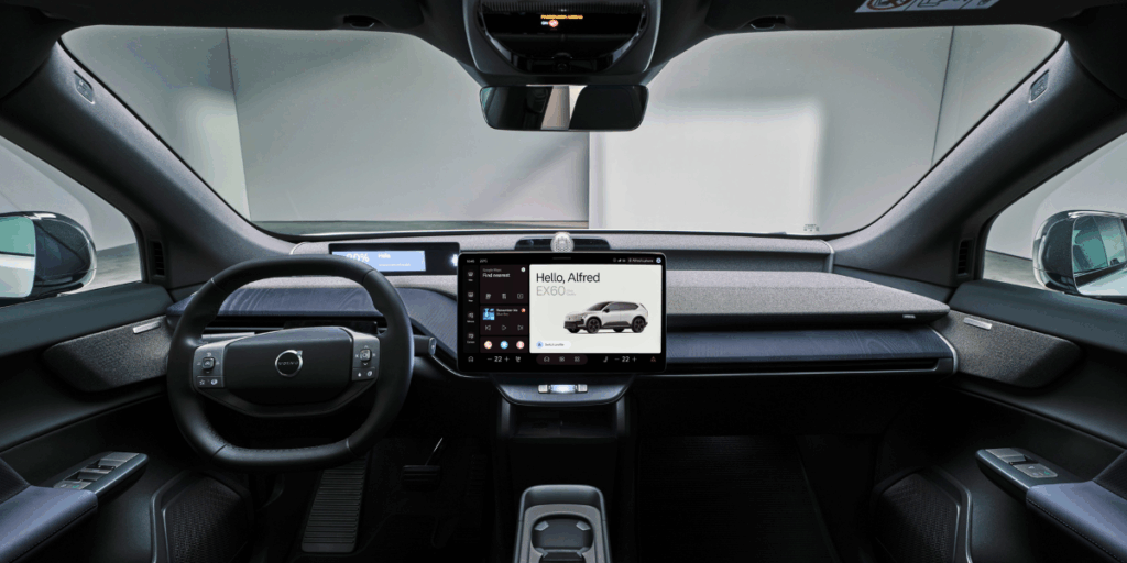 Interiören domineras av en stor mittskärm med Googles nya röstassistent. (Foto: Volvo)