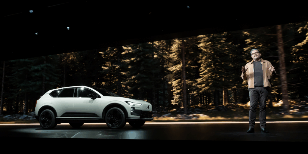 Sidoprofilen avslöjar att EX60 placerar sig mitt i Volvos elbilssortiment. (Foto: Volvo)