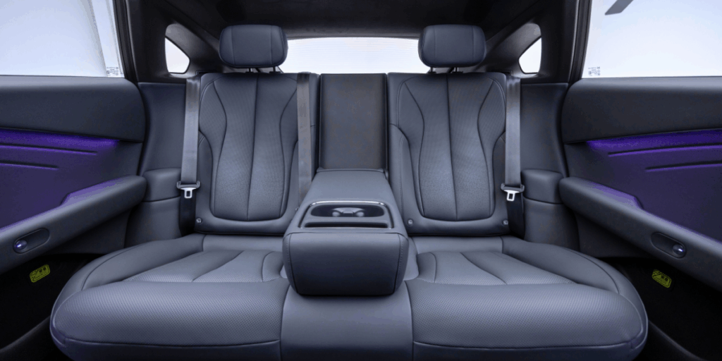 Baksätet med armstödet nedfällt. (Foto: XPENG)