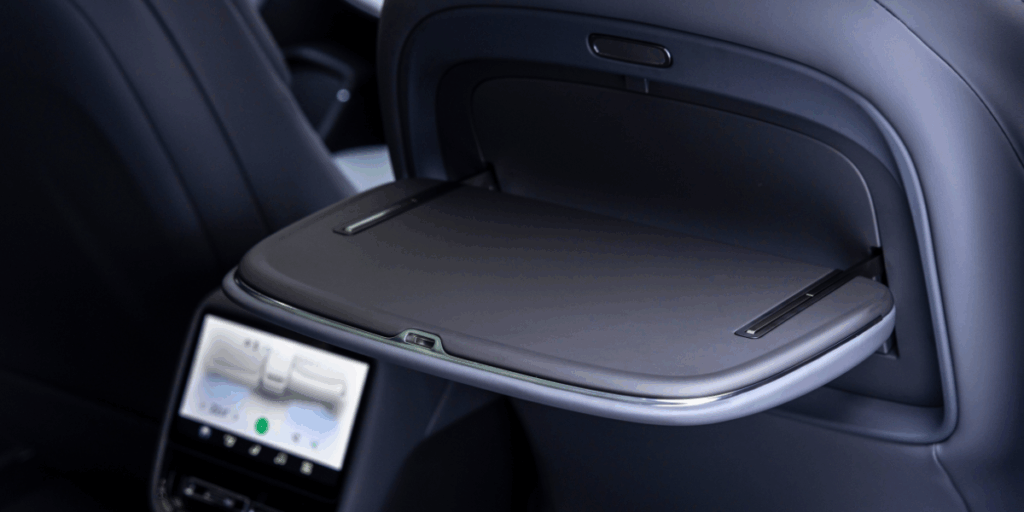 Baksätespassagerarna får ett litet bord i stolen framför. (Foto: XPENG)