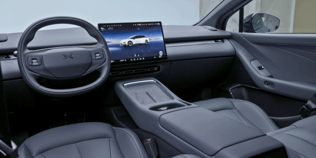 Här är förarplatsen. Rent och väldigt lite distraktion. (Foto: XPENG)