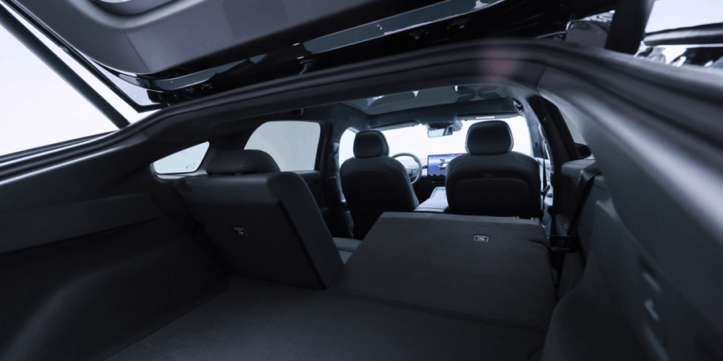 Gott om plats. Bagageutrymmet rymmer 573 liter upp till hatthyllan och när baksätet fälls växer lastvolymen till 1 931 liter. (Foto: XPENG)