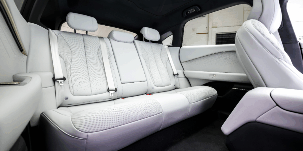 Baksätet i det ljusa materialvalet. (Foto: XPENG)