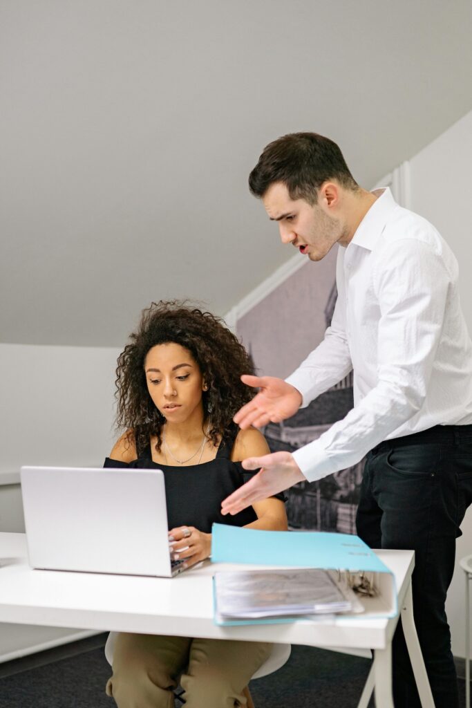 Försök vara mer direkt med kollegorna på jobbet. 