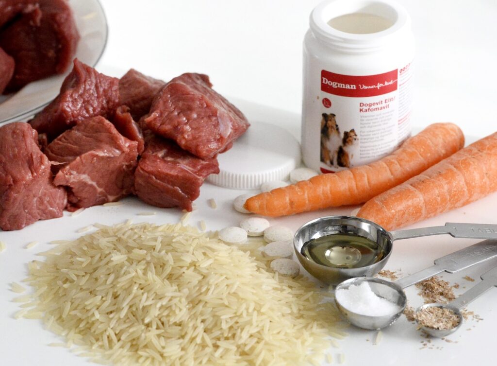 Vissa hundägare har börjat göra sin egen hundmat, där det är lättare att välja exakt vad hunden äter. 